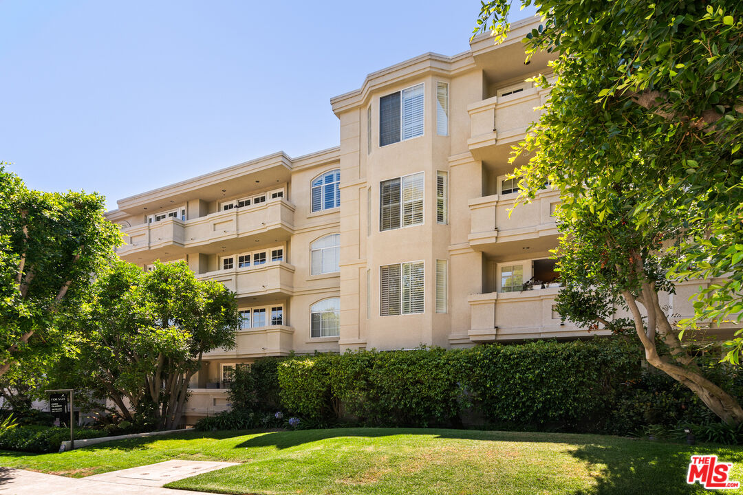 575 S Barrington Ave Unit: 305