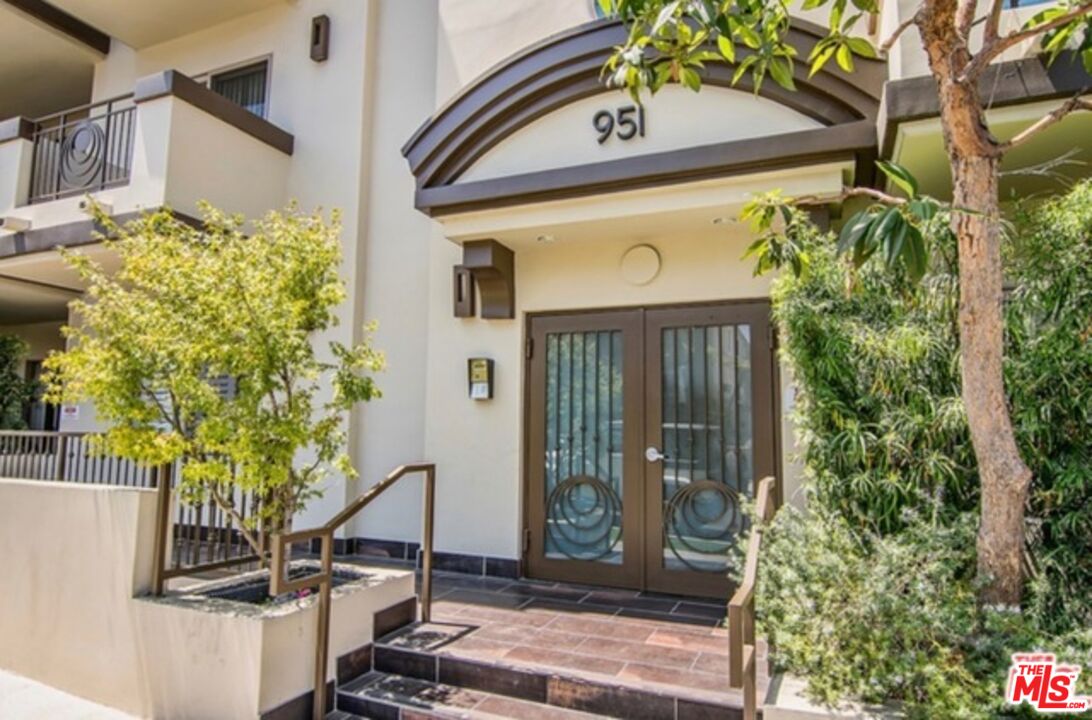 951 Granville Ave Unit: PH1