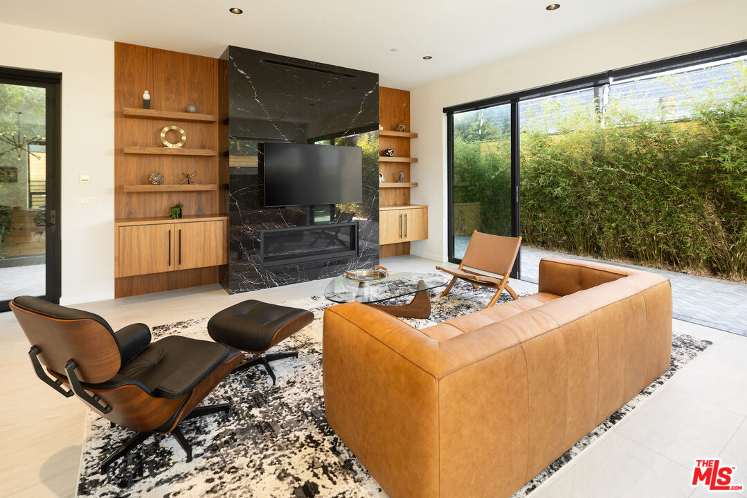 212 Bay St Unit: 103