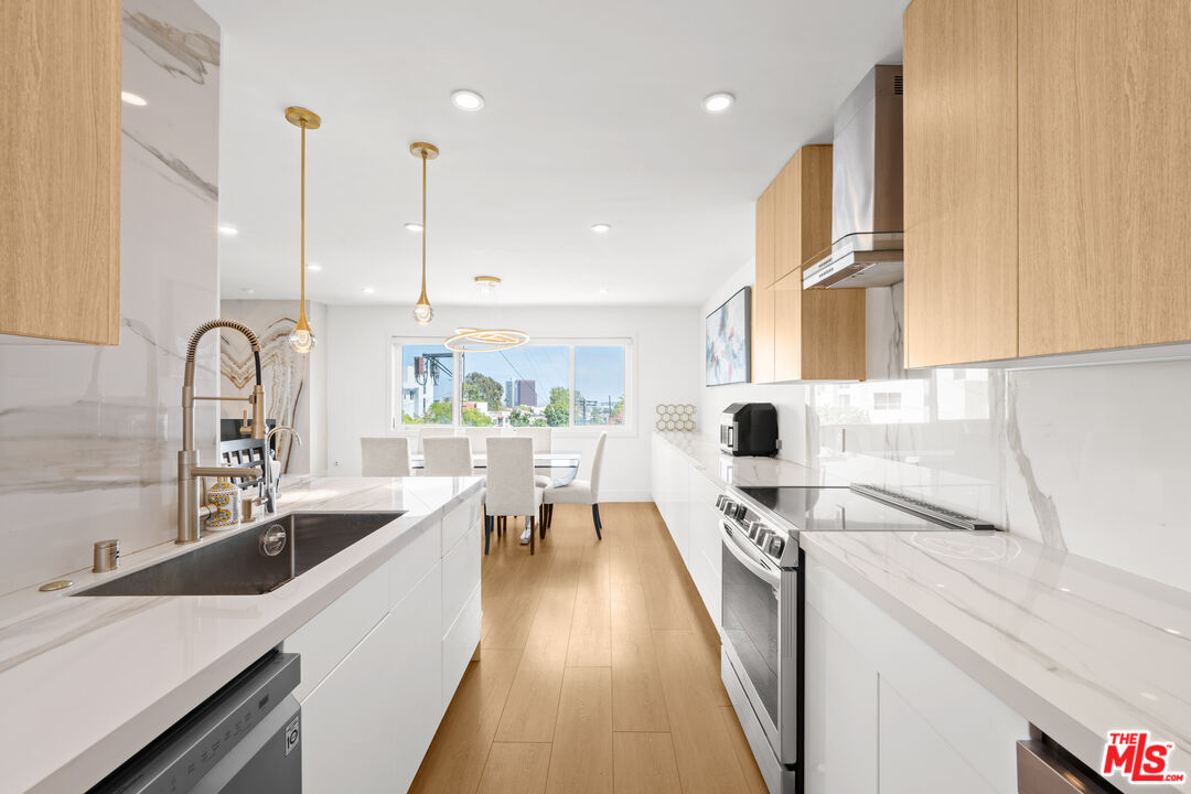 451 S Barrington Ave Unit: 302