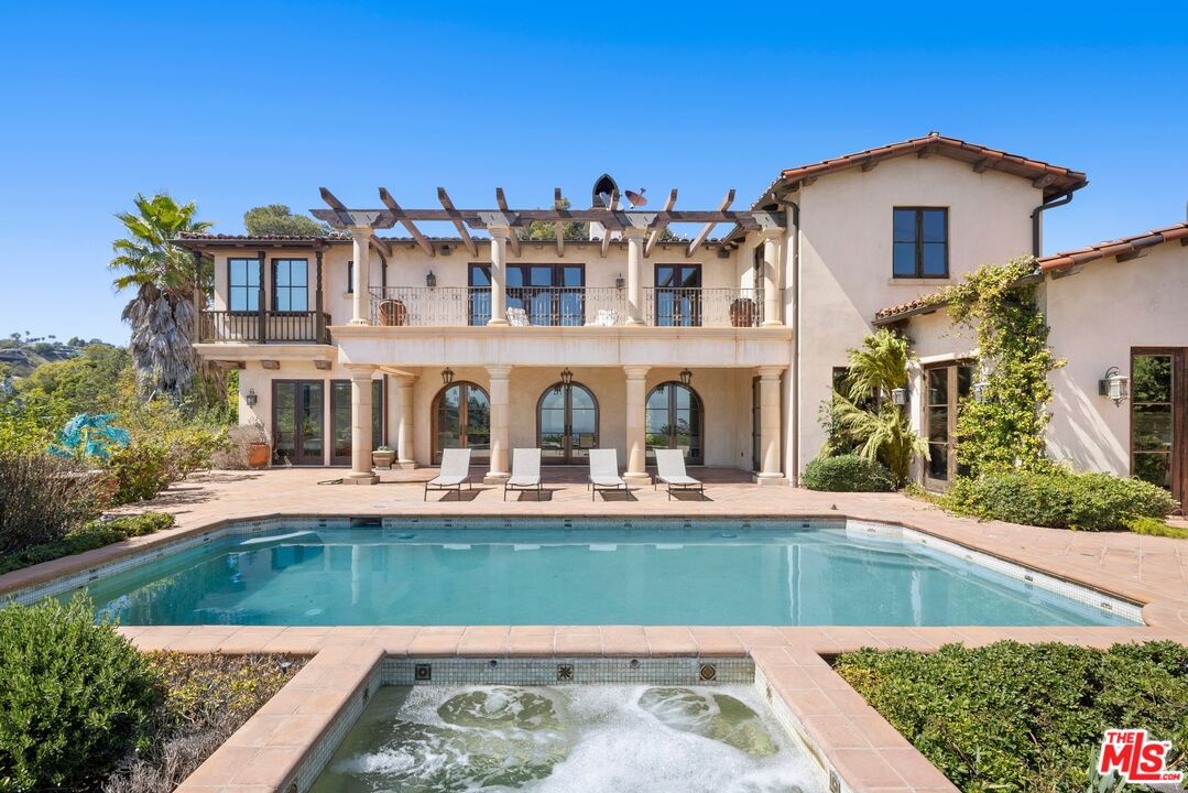 1111 Stradella Rd