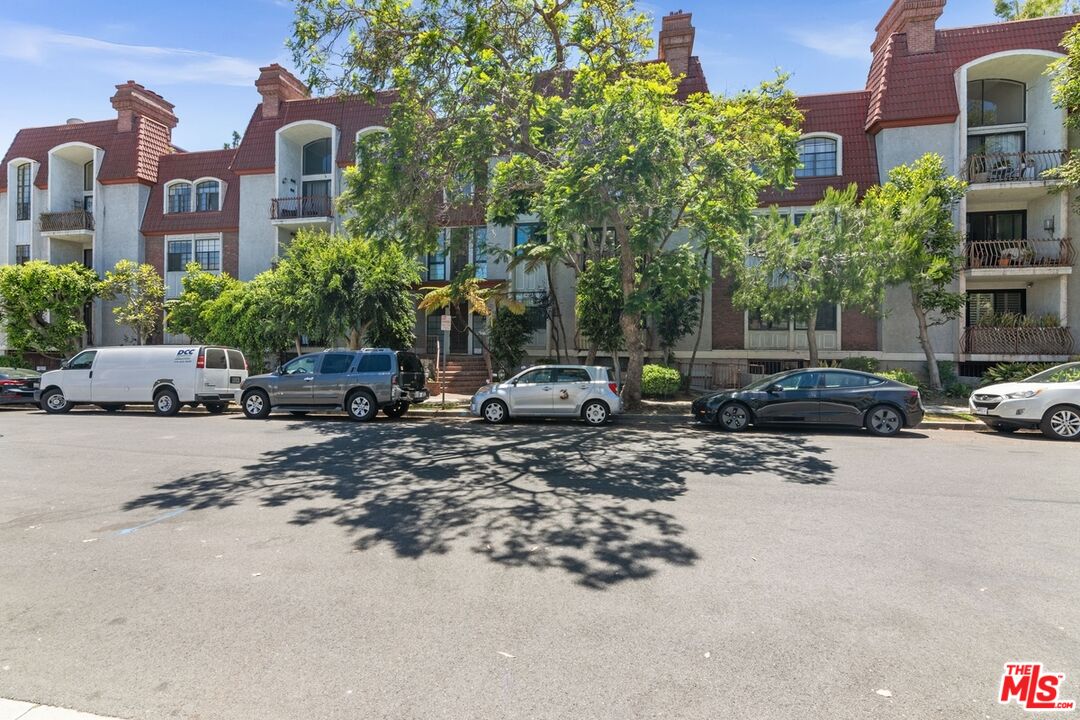 2031 S Bentley Ave Unit: 107