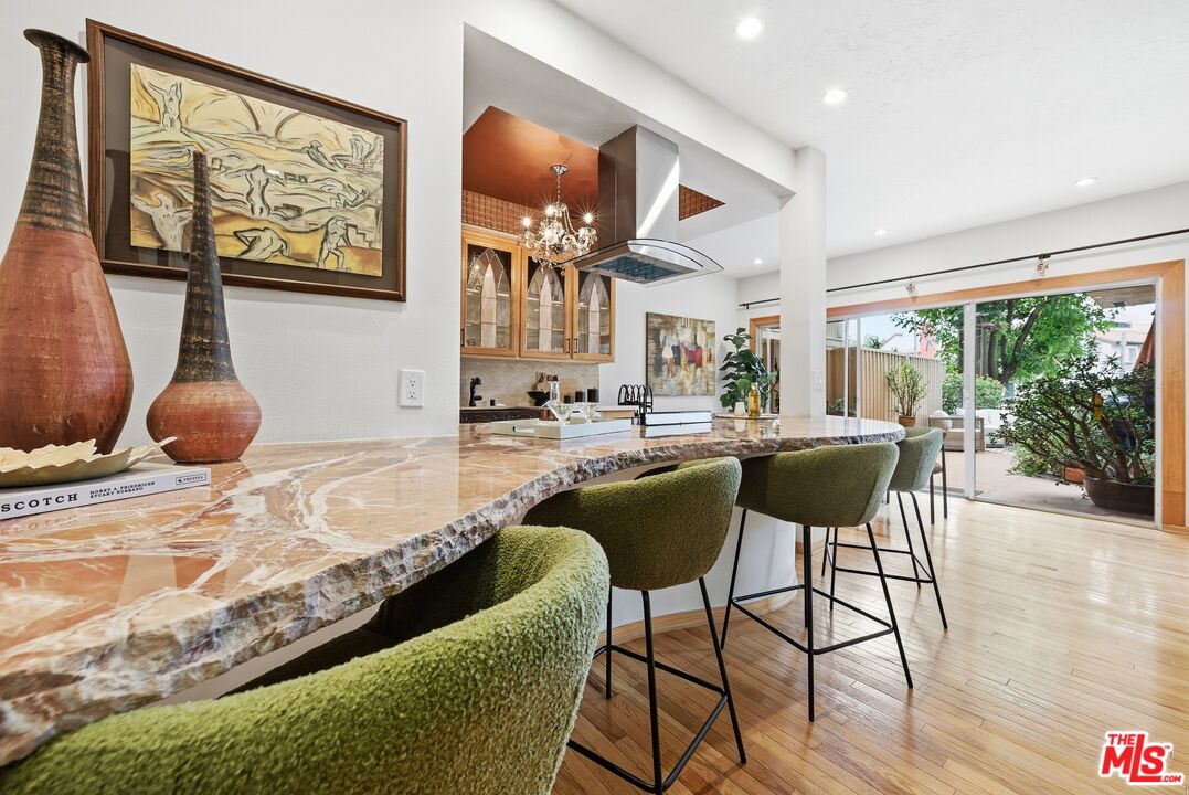 612 S Barrington Ave Unit: 213