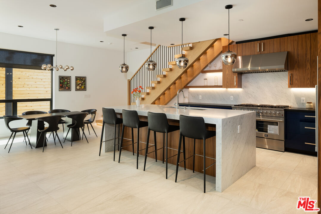 212 Bay Street Unit: 102