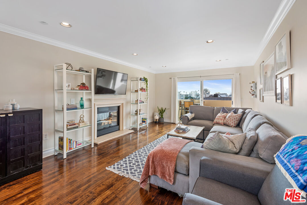 1246 Armacost Ave Unit: 305