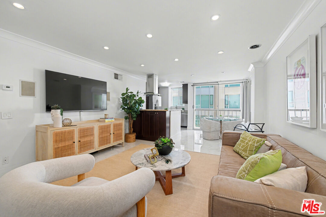 10747 Wilshire Unit: PH6