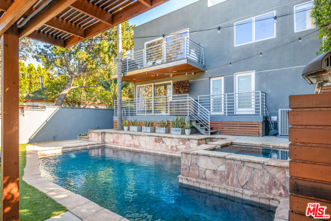 6830 Cahuenga Park Trl