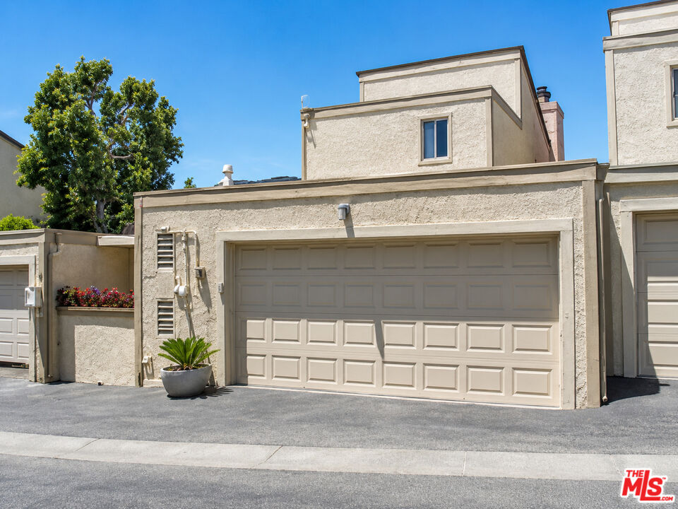 1698 Palisades Dr