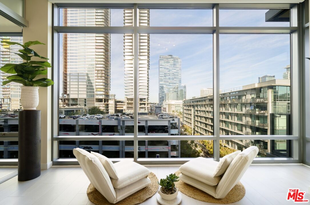 Photo of 1100 S Hope St, Los Angeles, CA 90015