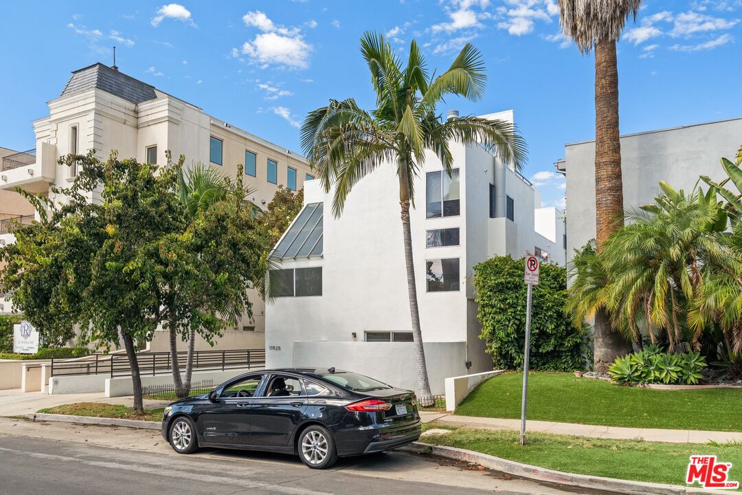 11925 Goshen Ave Unit: 4
