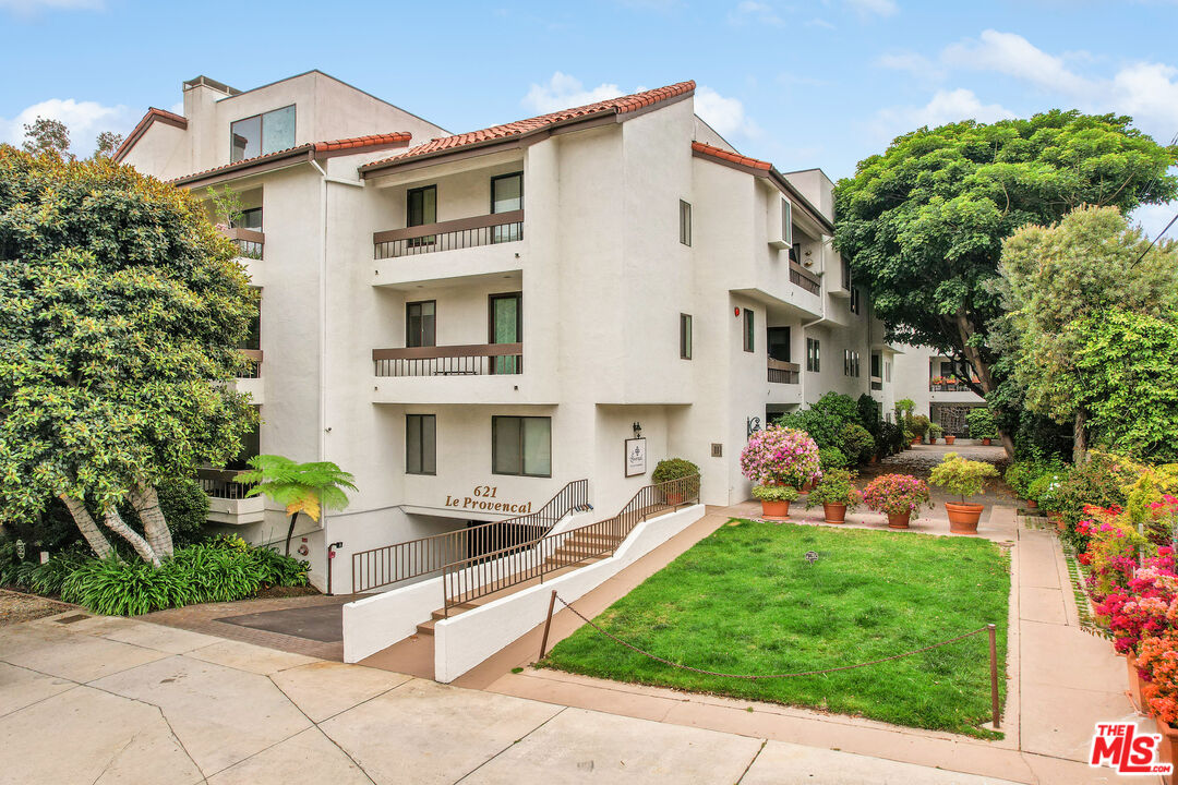 621 S Barrington Ave Unit: 110