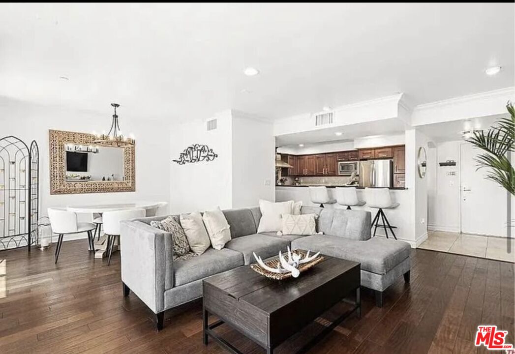 1621 Barry Ave Unit: PH3