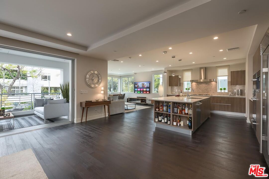 450 N Palm Dr Unit: 206