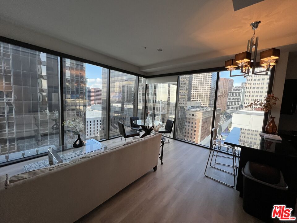 655 S Hope St Unit: 1605