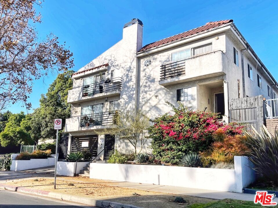 7327 Willoughby Ave Unit: 7