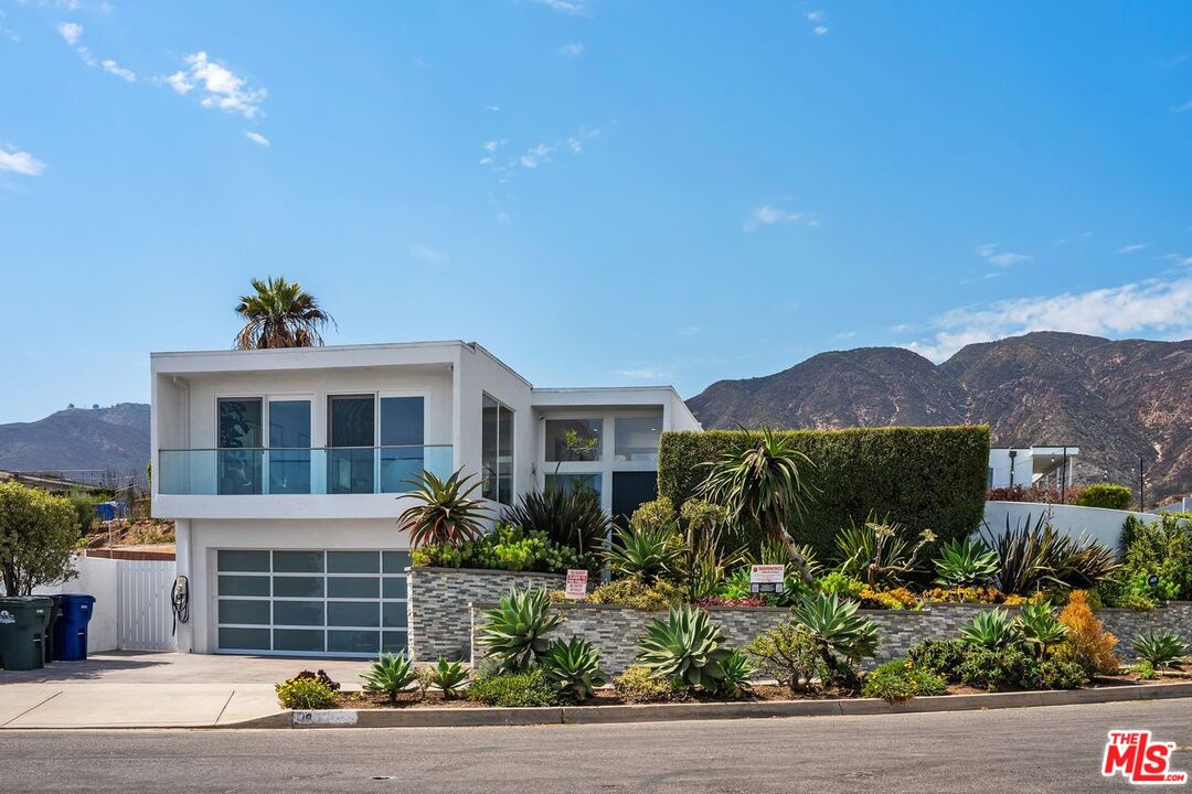 3831 Surfwood Rd
