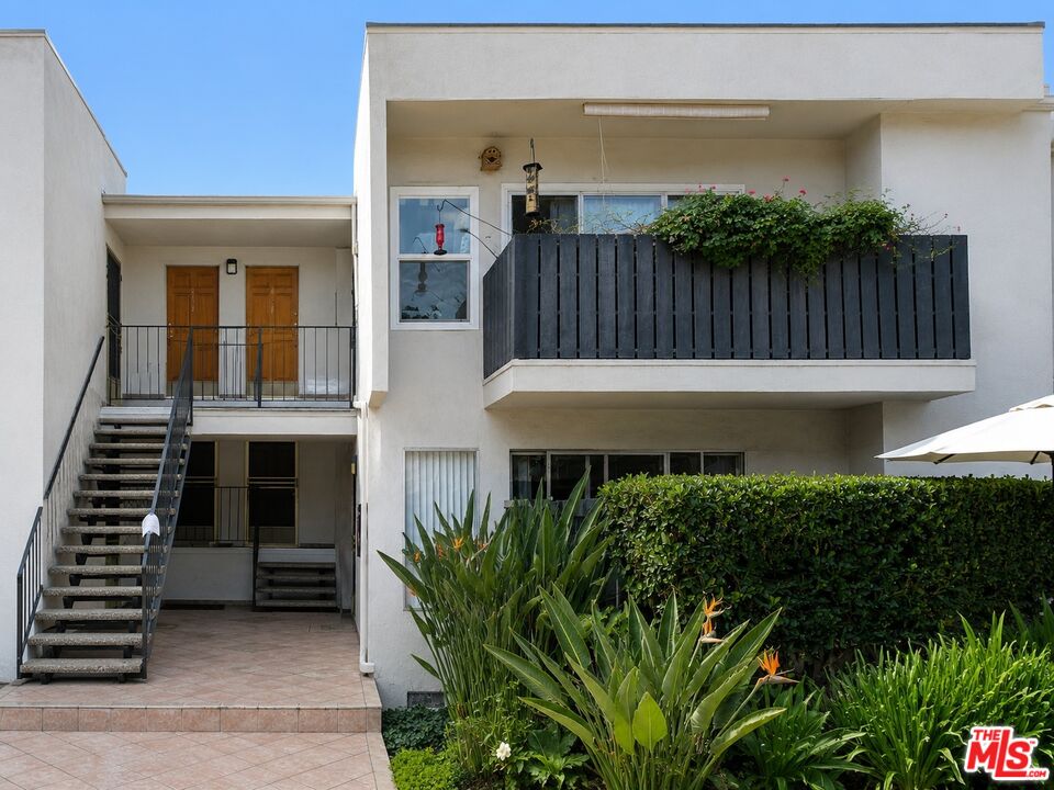 Photo of 18645 Hatteras St, Tarzana, CA 91356