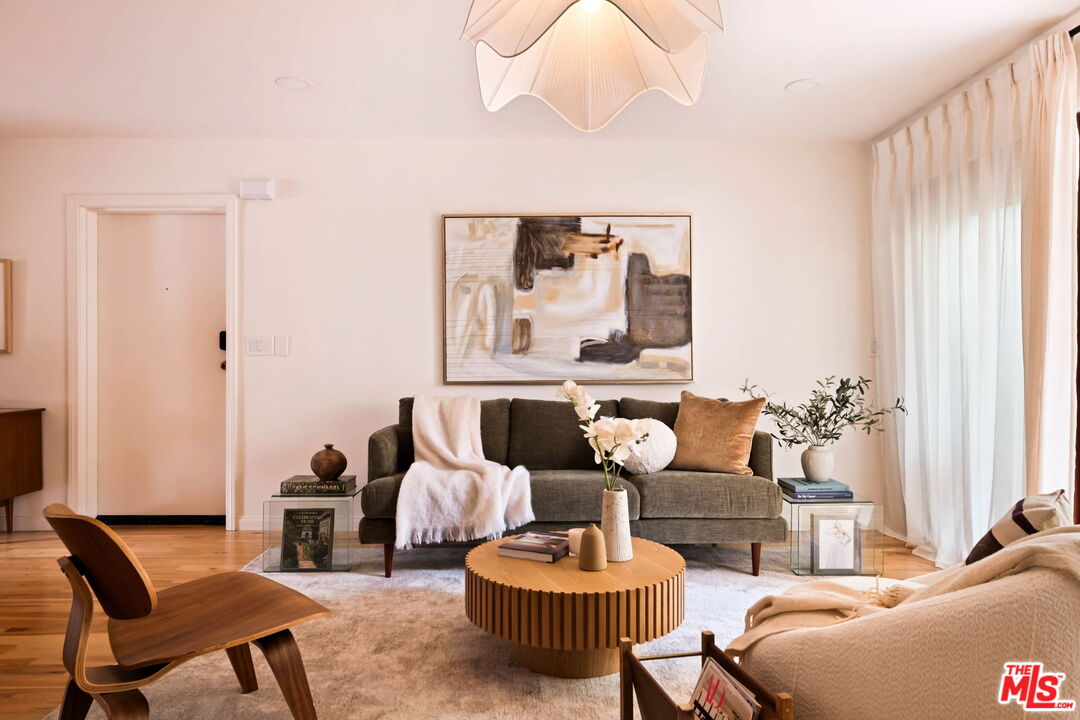 281 S Barrington Ave Unit: C2