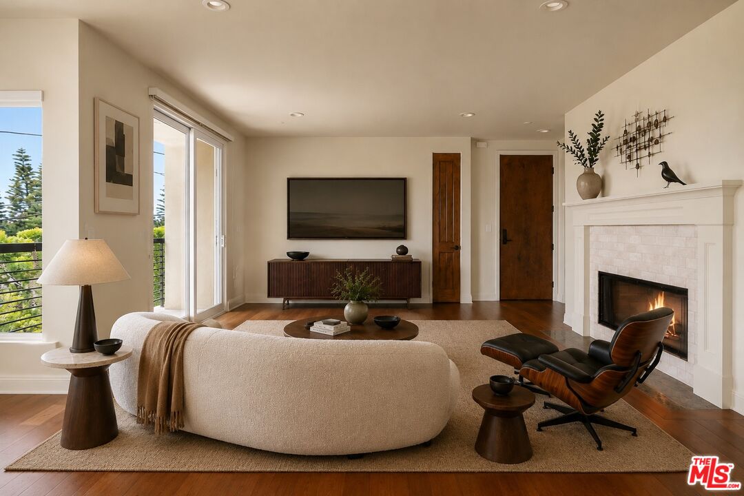 2255 Fox Hills Dr Unit: 200