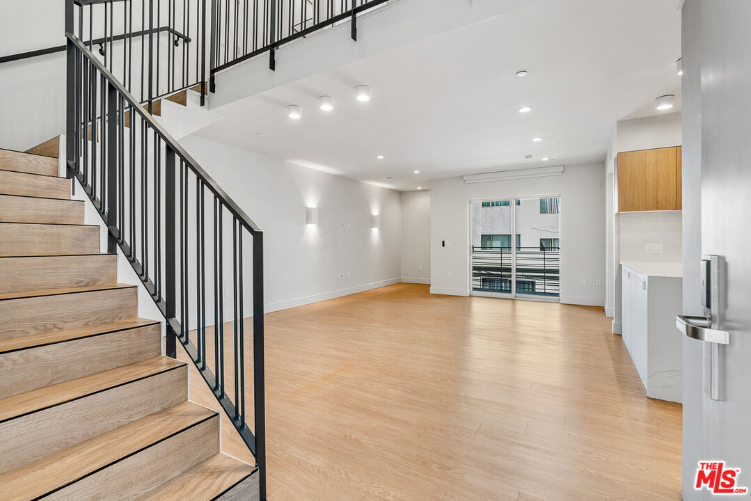 11837 Mayfield Ave Unit: 302