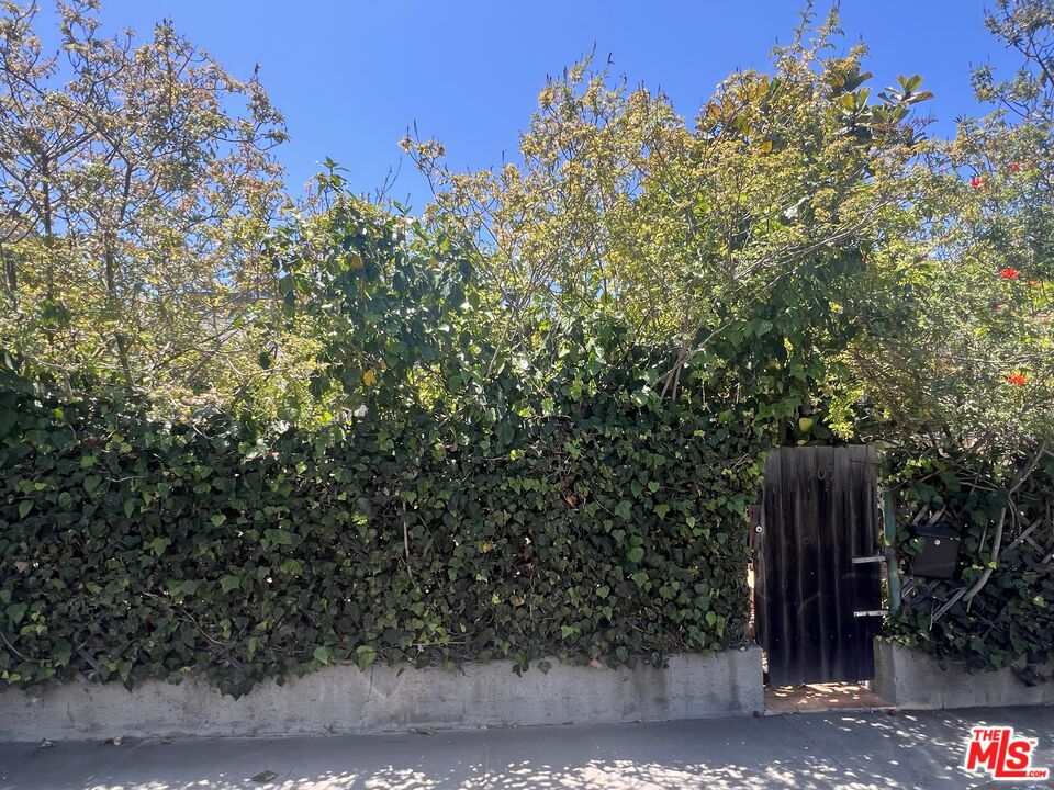 705 Superba Ave