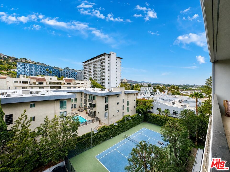 1100 Alta Loma Rd Unit: 902