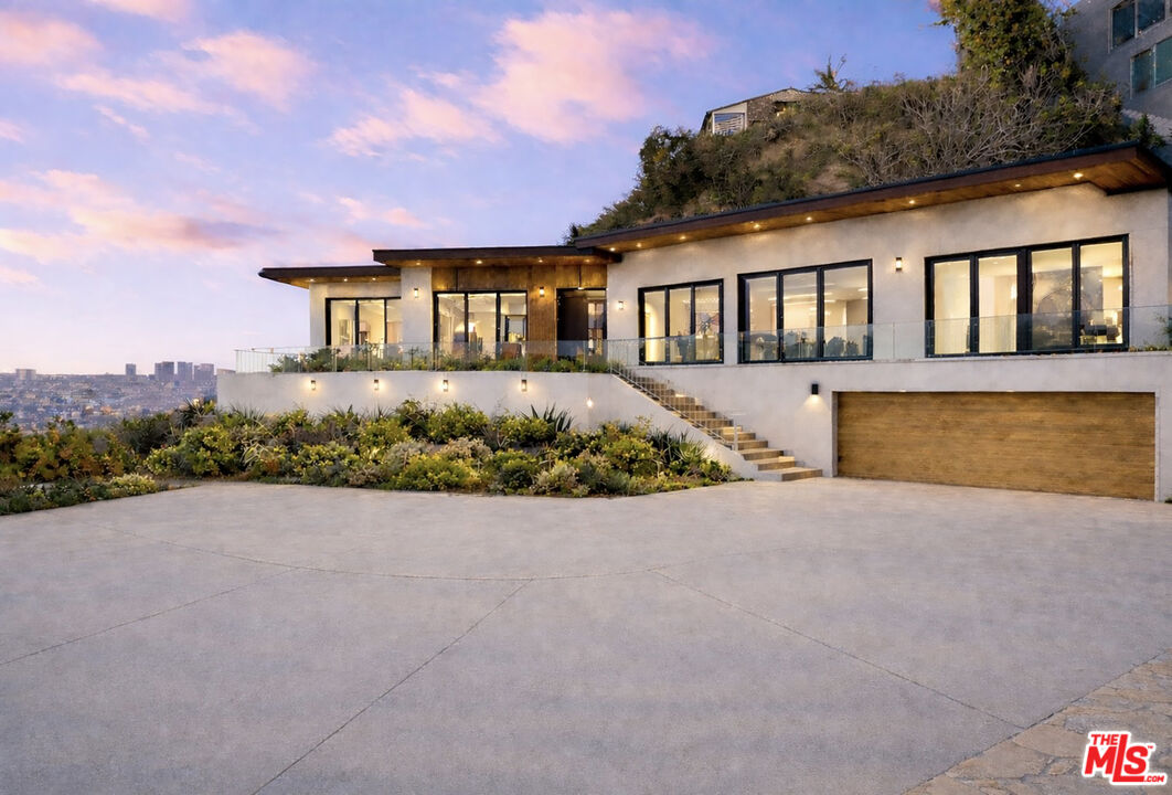 8527 Hedges Way