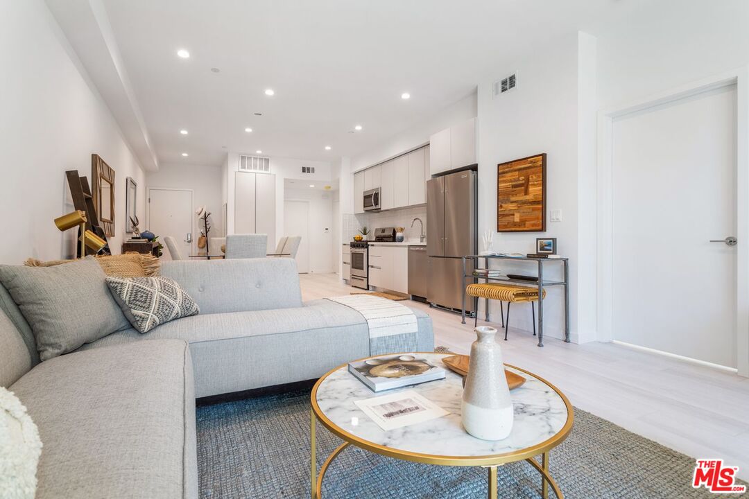 1827 Midvale Ave Unit: 204