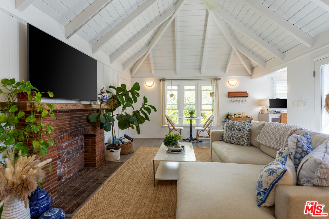 444 S ROXBURY DR Unit: B