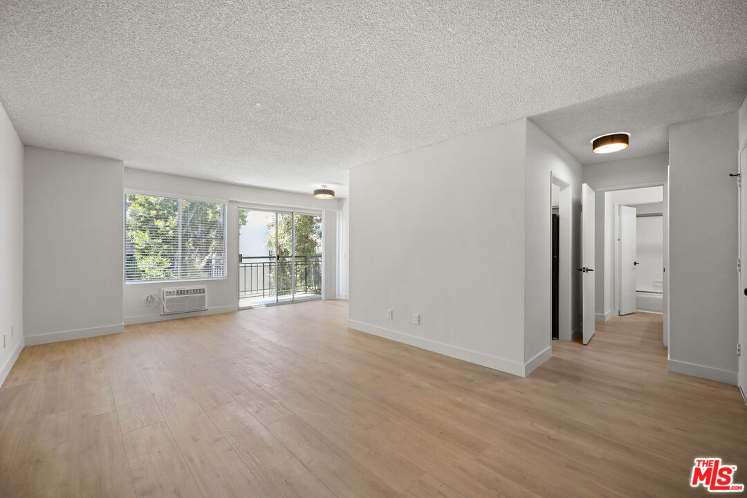 1352 S Carmelina Ave Unit: 307