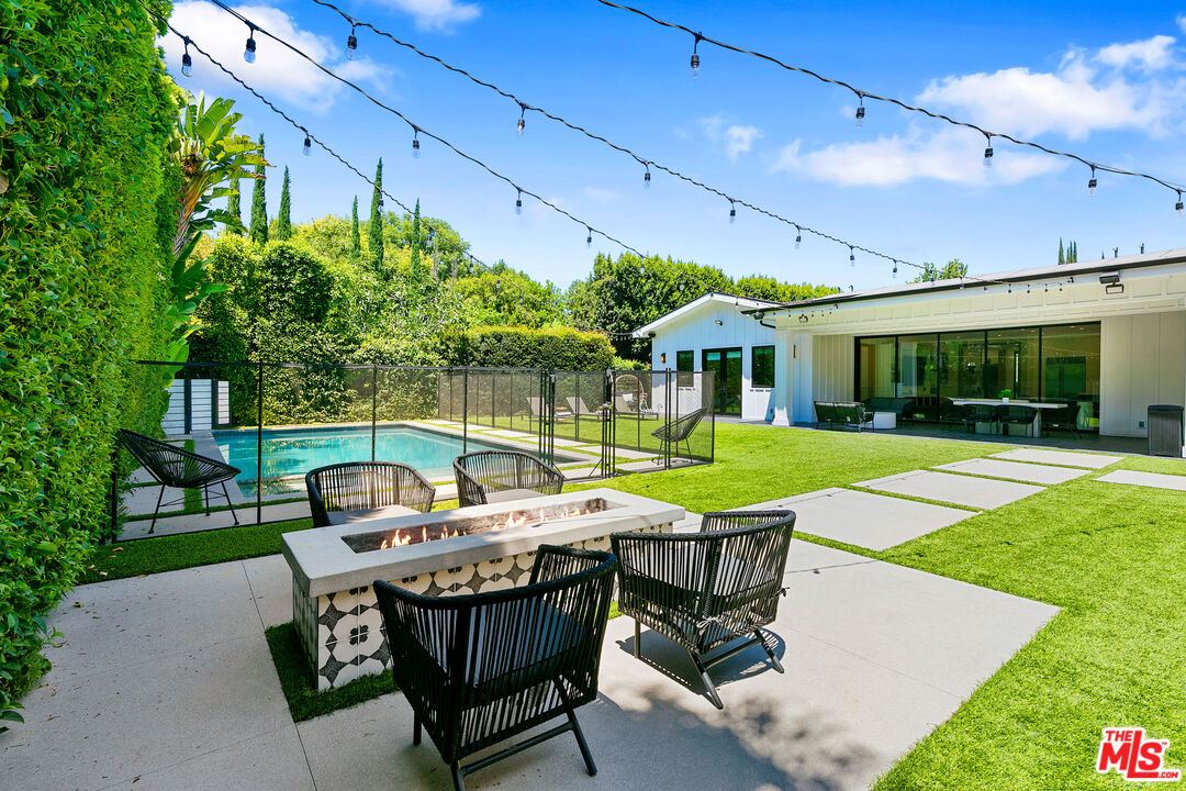 Photo of 5911 Beckford Ave, Tarzana, CA 91356