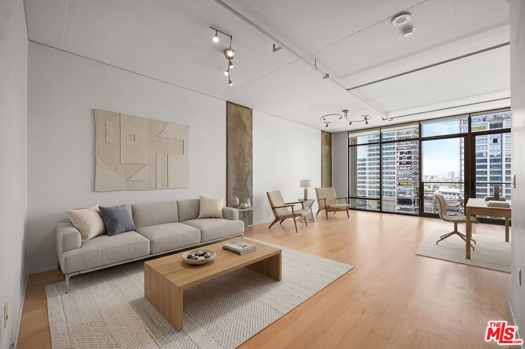 Photo of 1100 S Hope St, Los Angeles, CA 90015