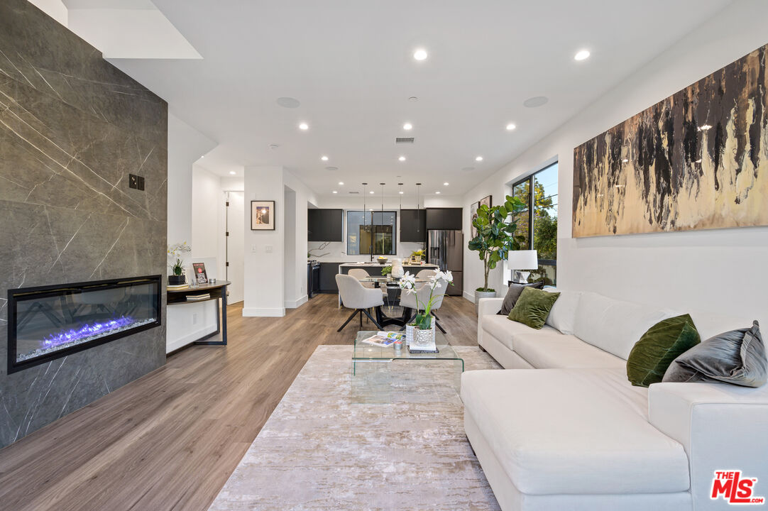 Photo of 18315 Collins St, Tarzana, CA 91356