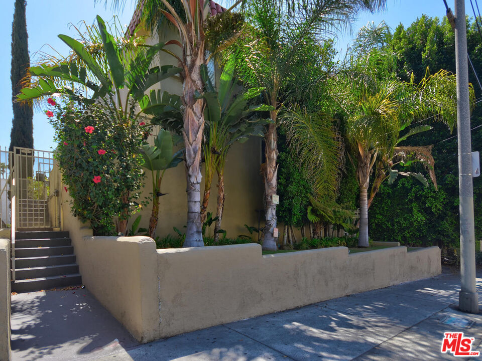 1540 N FULLER AVE Unit: 9