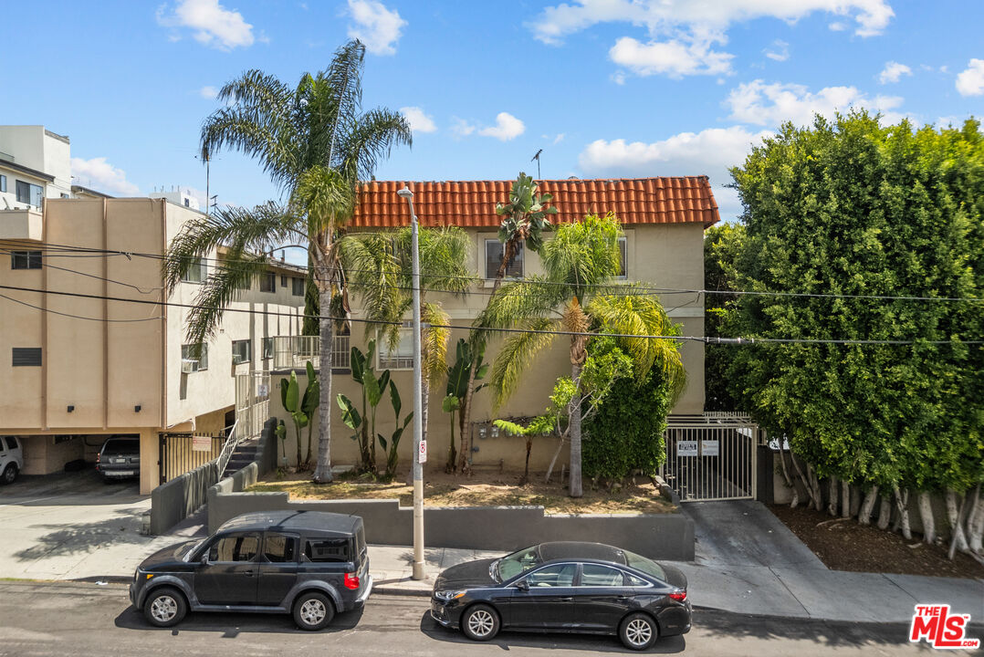 1540 N FULLER AVE Unit: 8