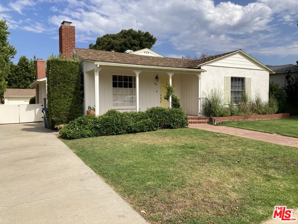 619 El Medio Ave