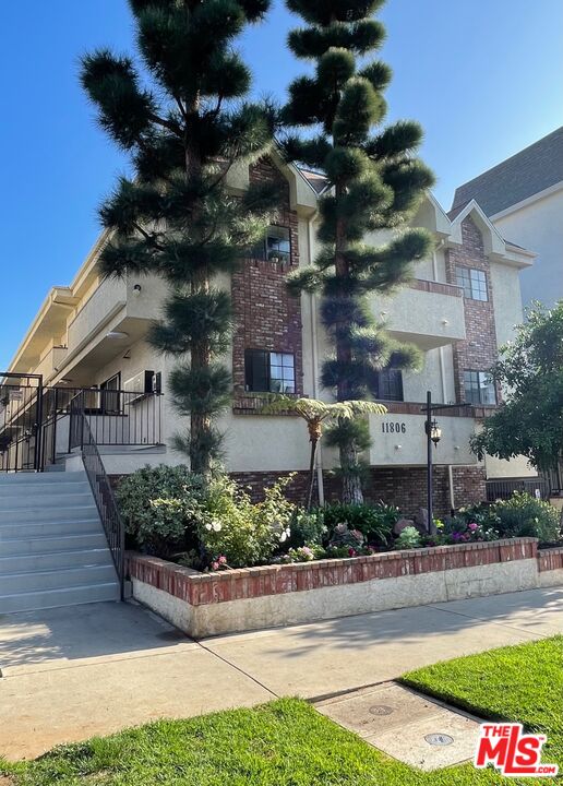 11806 MAYFIELD AVE Unit: 104