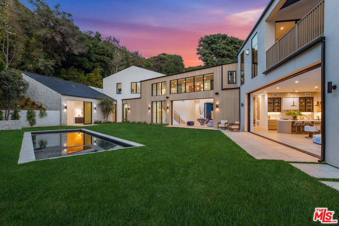 1749 Mandeville Ln