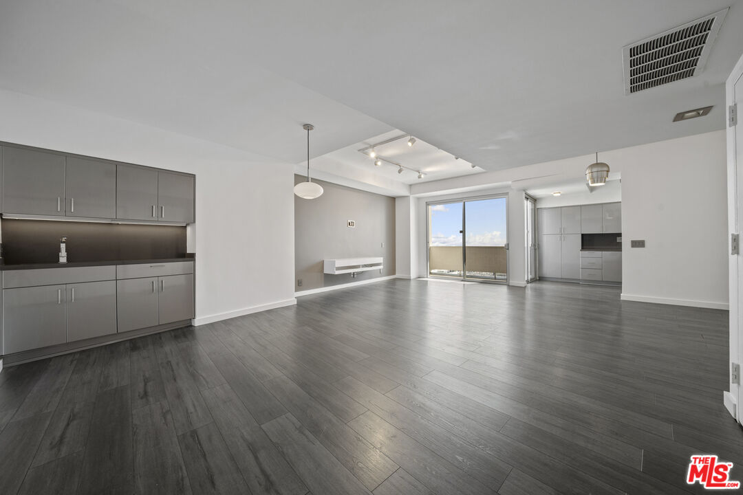Photo of 7250 Franklin Ave, Los Angeles, CA 90046