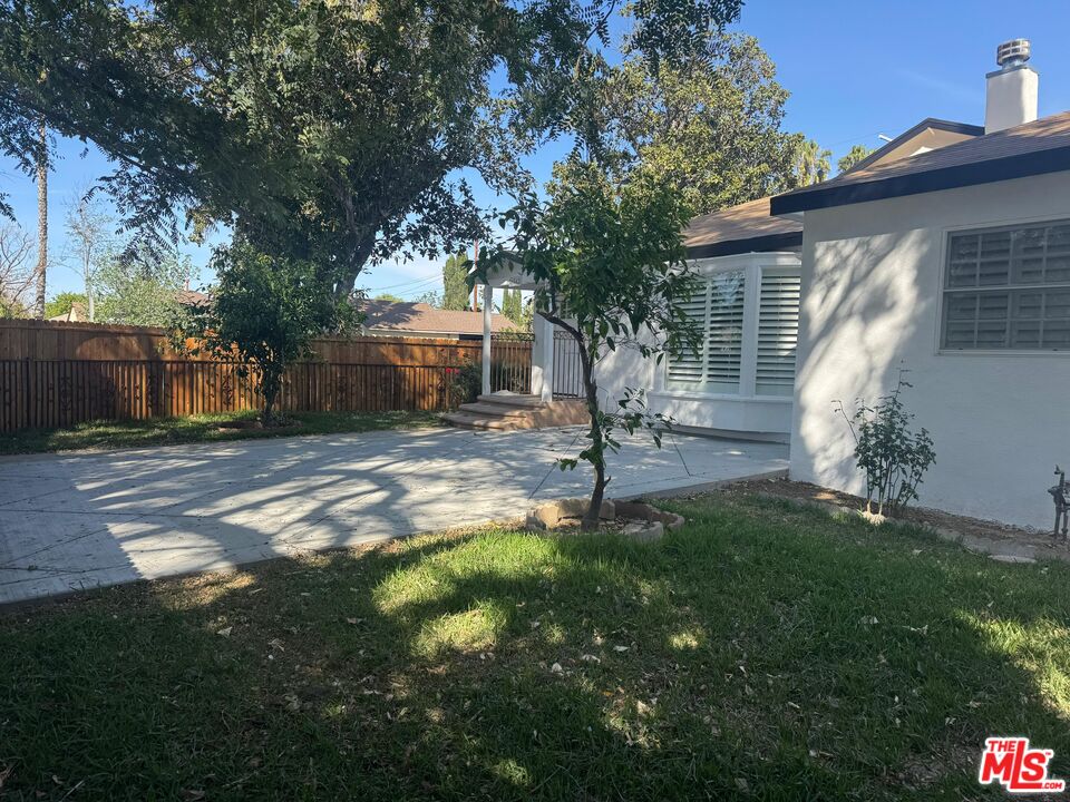 6542 Zelzah Ave