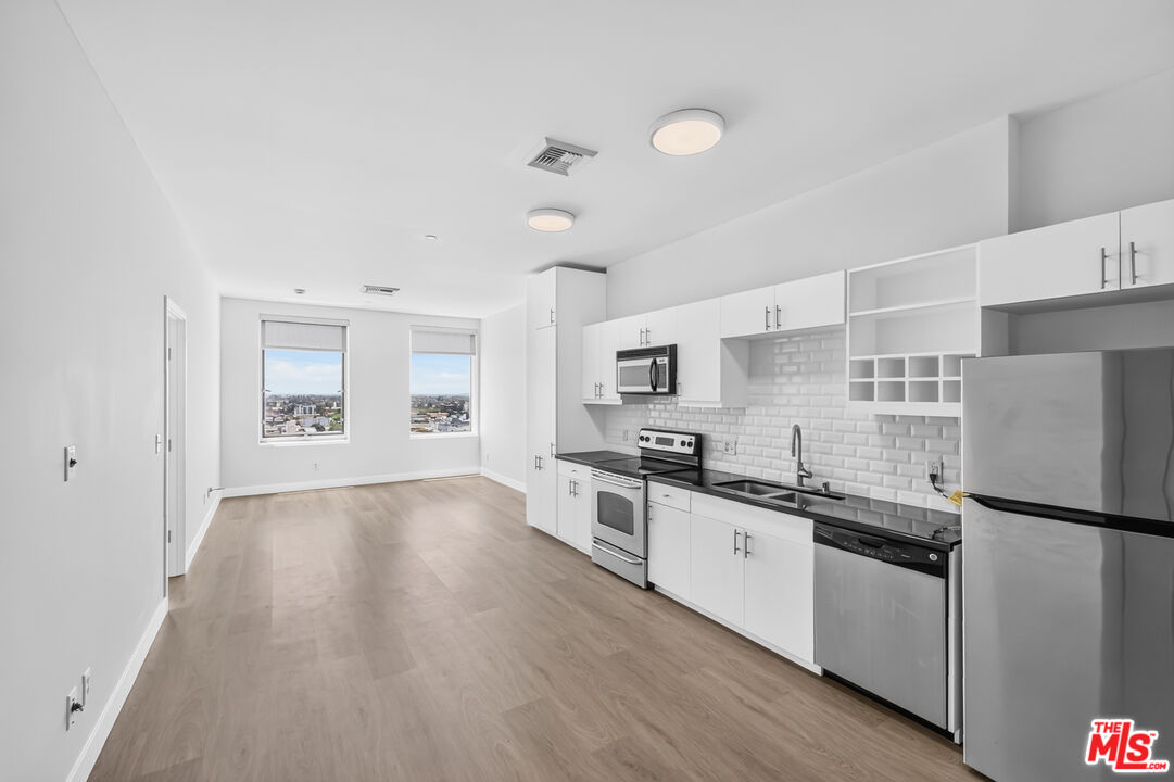 Photo of 3810 Wilshire Blvd, Los Angeles, CA 90010