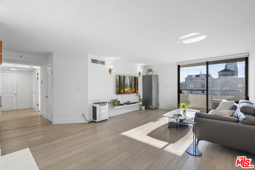 600 W 9th St Unit: 1214