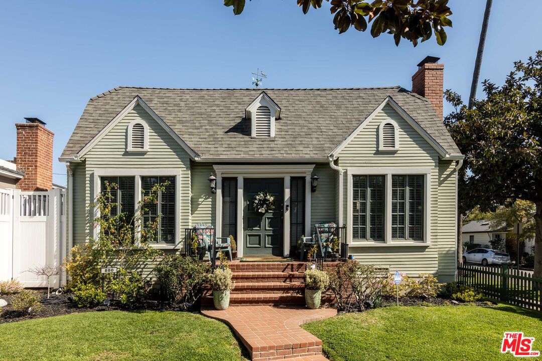 880 Wellesley AVE