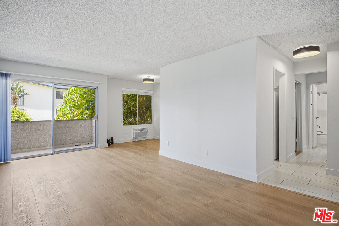 1352 S Carmelina Ave Unit: 102