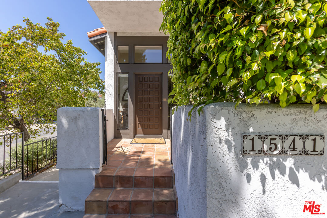 1541 Palisades Dr