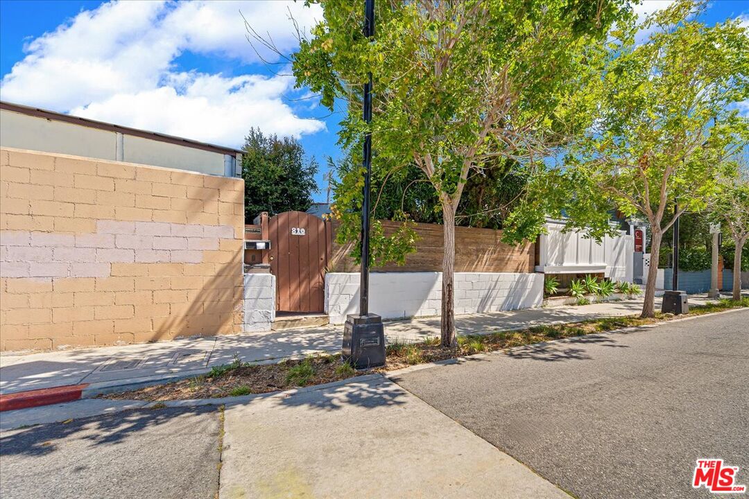810 Navy St