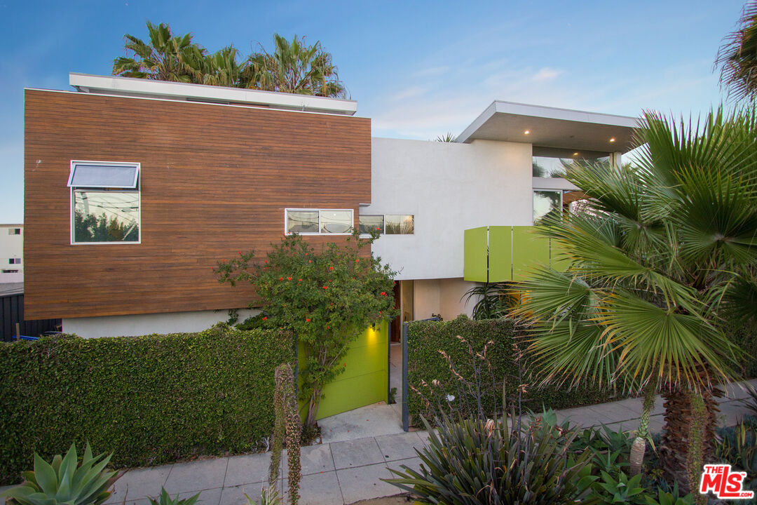 1046 6TH AVE