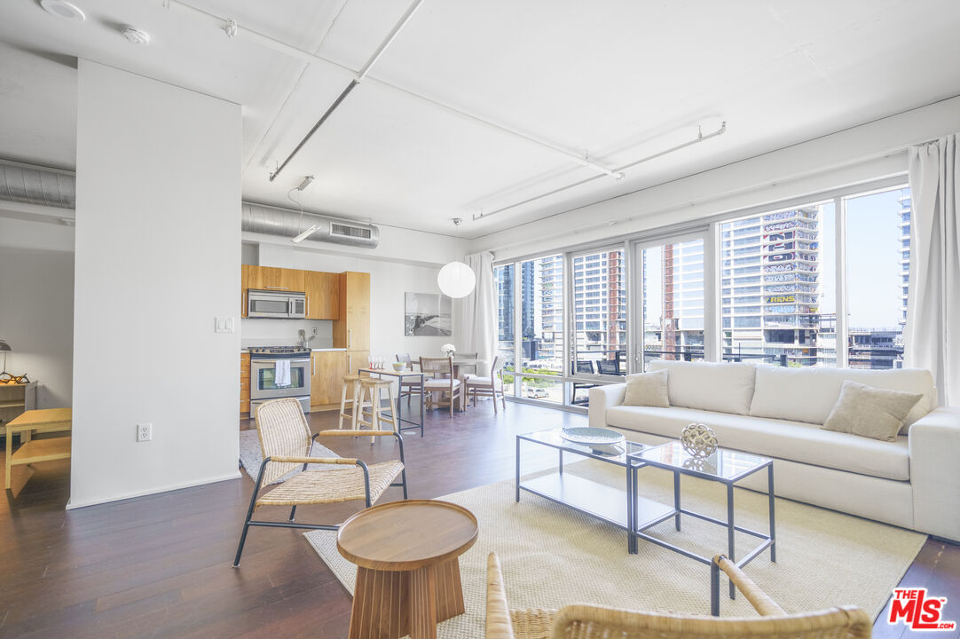 Photo of 1100 S Hope St, Los Angeles, CA 90015