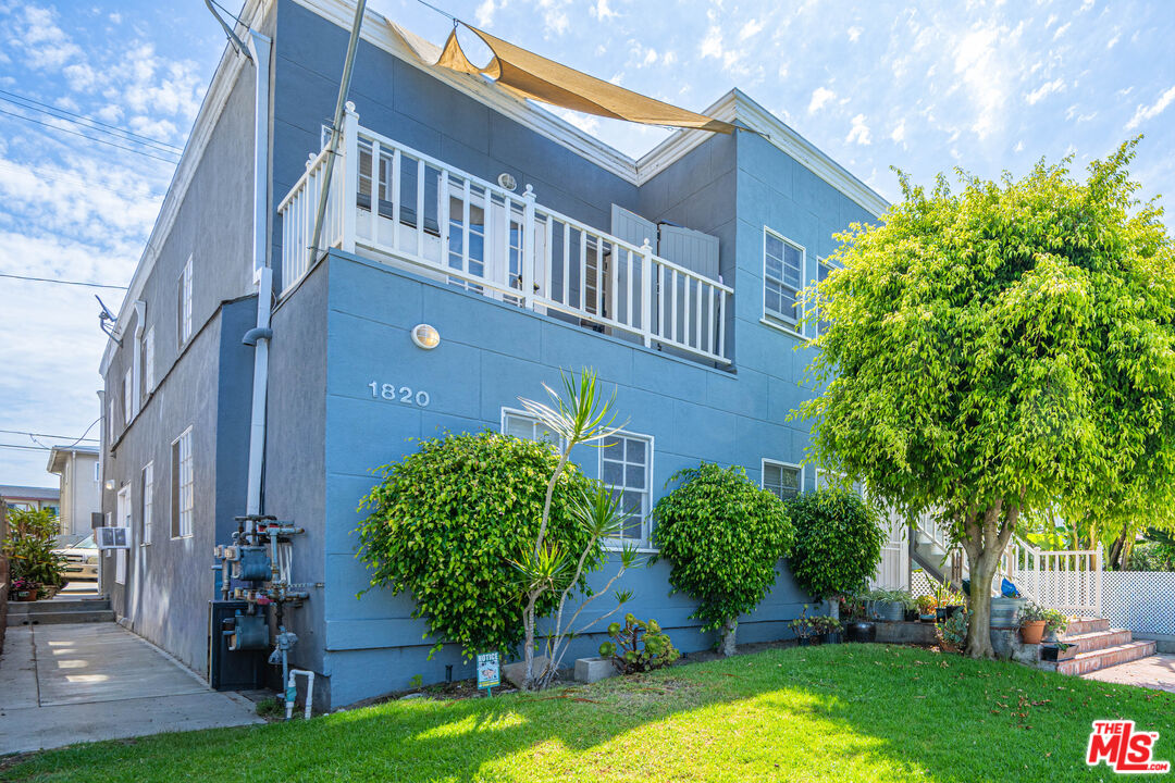 1820 S Barrington Ave Unit: 202