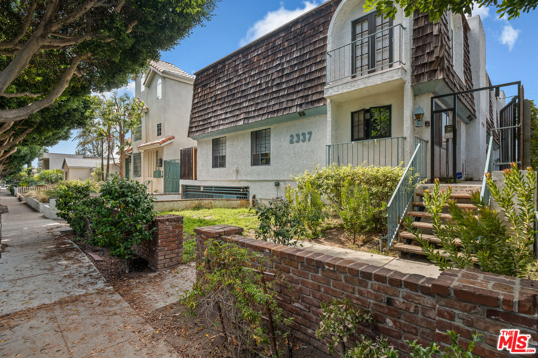 2337 Oak St Unit: 2